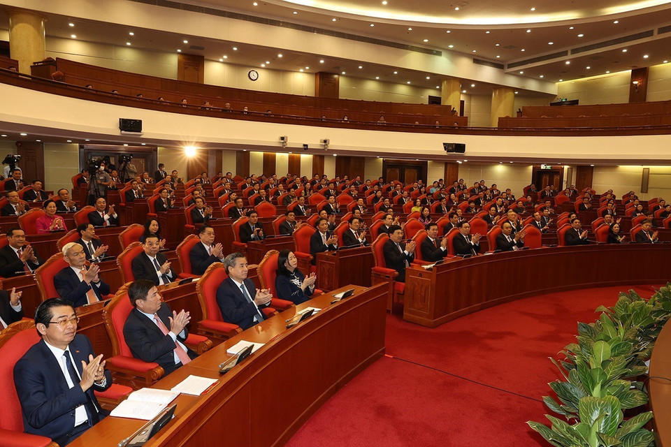 Các lãnh đạo Đảng, Nhà nước và các đại biểu dự bế mạc hội nghị. (Ảnh: Trí Dũng/TTXVN)