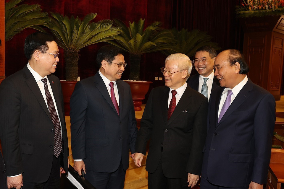 Tổng Bí thư Nguyễn Phú Trọng, Chủ tịch nước Nguyễn Xuân Phúc, Thủ tướng Phạm Minh Chính, Chủ tịch Quốc hội Vương Đình Huệ và Thường trực Ban Bí thư Võ Văn Thưởng cùng các đại biểu dự bế mạc Hội nghị. (Ảnh: Trí Dũng/TTXVN)