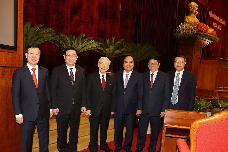 Tổng Bí thư Nguyễn Phú Trọng, Chủ tịch nước Nguyễn Xuân Phúc, Thủ tướng Phạm Minh Chính, Chủ tịch Quốc hội Vương Đình Huệ và Thường trực Ban Bí thư Võ Văn Thưởng cùng các đại biểu dự bế mạc Hội nghị. (Ảnh: Trí Dũng/TTXVN)