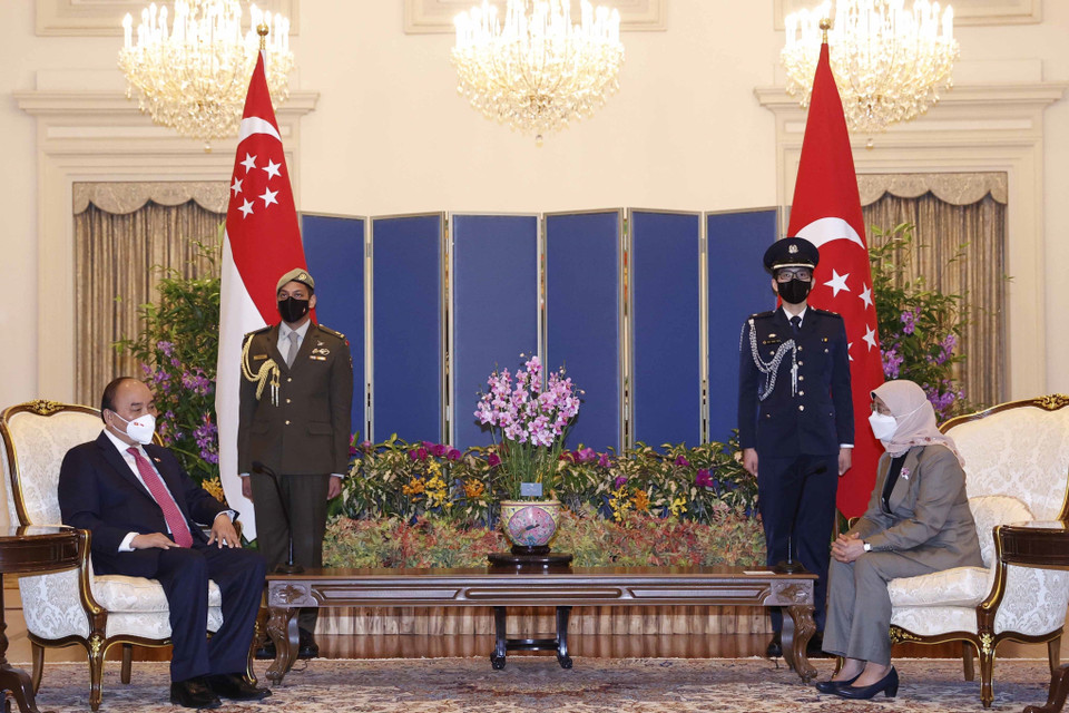 Hình ảnh Chủ tịch nước Nguyễn Xuân Phúc hội đàm với Tổng thống Cộng hòa Singapore Halimah Yacob. (Ảnh: Thống Nhất/TTXVN)