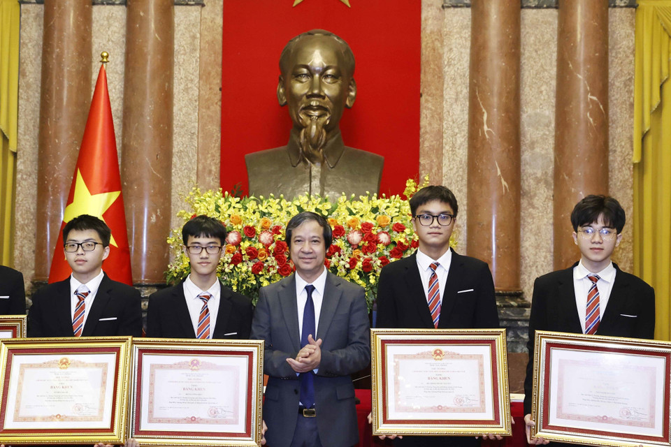 Bộ trưởng Bộ Giáo dục và Đào tạo Nguyễn Kim Sơn trao Bằng khen của Thủ tướng Chính phủ cho học sinh đoạt giải các cuộc thi Olympic và Khoa học kỹ thuật quốc tế năm 2022. (Ảnh: Thống Nhất/TTXVN)