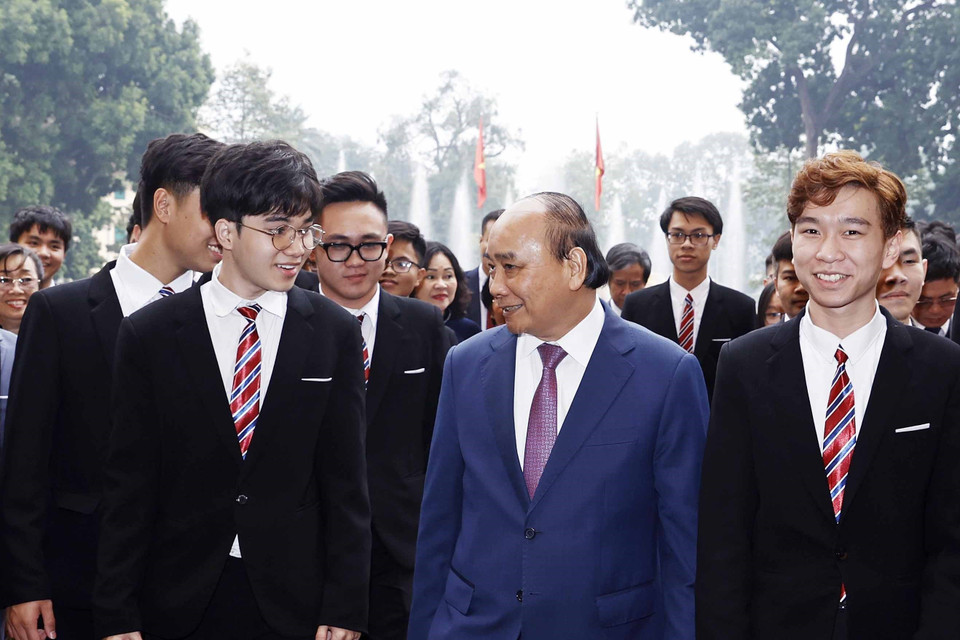 Chủ tịch nước Nguyễn Xuân Phúc với các học sinh tại buổi gặp mặt. (Ảnh: Thống Nhất/TTXVN)