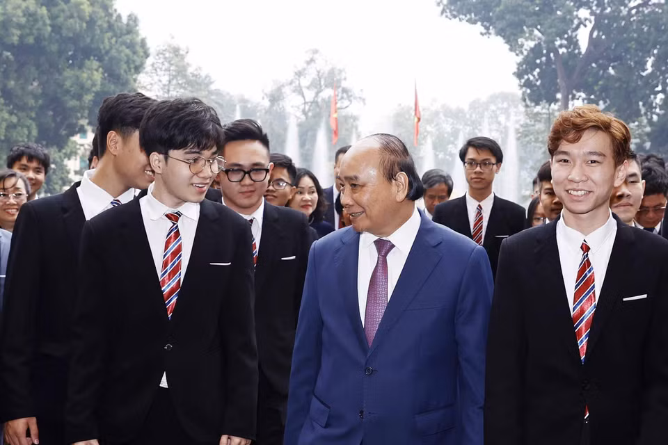 Chủ tịch nước Nguyễn Xuân Phúc với các học sinh tại buổi gặp mặt. (Ảnh: Thống Nhất/TTXVN)