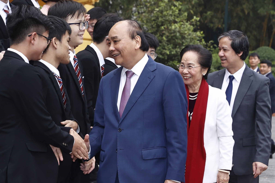 Chiều 26/12, Chủ tịch nước Nguyễn Xuân Phúc gặp mặt và trao Huân chương Lao động hạng Nhì và hạng Ba tặng các học sinh đoạt giải các cuộc thi Olympic và Hội thi khoa học kỹ thuật quốc tế năm 2022.(Ảnh: Thống Nhất/TTXVN)