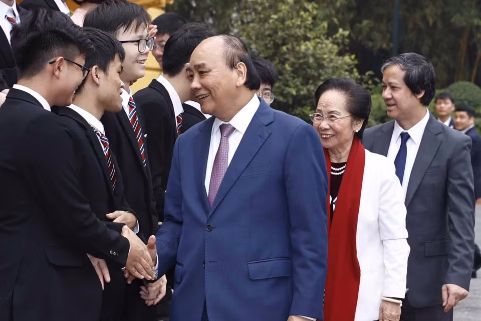 Chiều 26/12, Chủ tịch nước Nguyễn Xuân Phúc gặp mặt và trao Huân chương Lao động hạng Nhì và hạng Ba tặng các học sinh đoạt giải các cuộc thi Olympic và Hội thi khoa học kỹ thuật quốc tế năm 2022.(Ảnh: Thống Nhất/TTXVN)