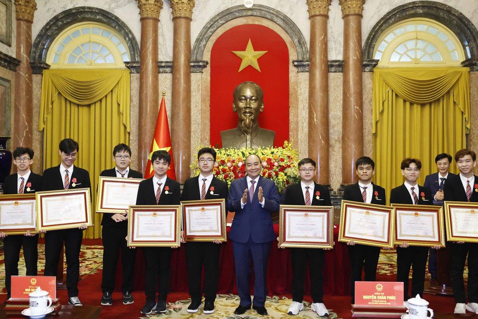 Chủ tịch nước Nguyễn Xuân Phúc trao tặng Huân chương Lao động hạng Nhì và hạng Ba cho học sinh đoạt giải các cuộc thi Olympic và Khoa học kỹ thuật quốc tế năm 2022. (Ảnh: Thống Nhất/TTXVN)