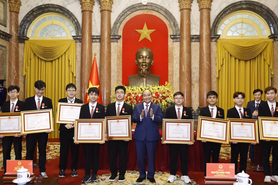 Chủ tịch nước Nguyễn Xuân Phúc trao tặng Huân chương Lao động hạng Nhì và hạng Ba cho học sinh đoạt giải các cuộc thi Olympic và Khoa học kỹ thuật quốc tế năm 2022. (Ảnh: Thống Nhất/TTXVN)