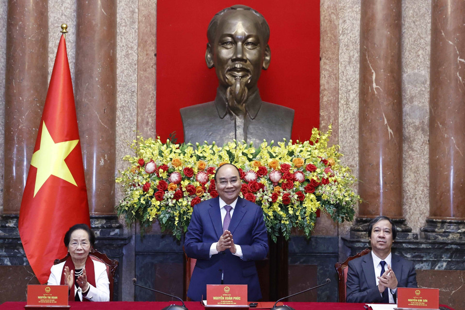 Chủ tịch nước Nguyễn Xuân Phúc tại buổi gặp mặt các học sinh đoạt giải các cuộc thi Olympic và Hội thi Khoa học kỹ thuật quốc tế năm 2022.