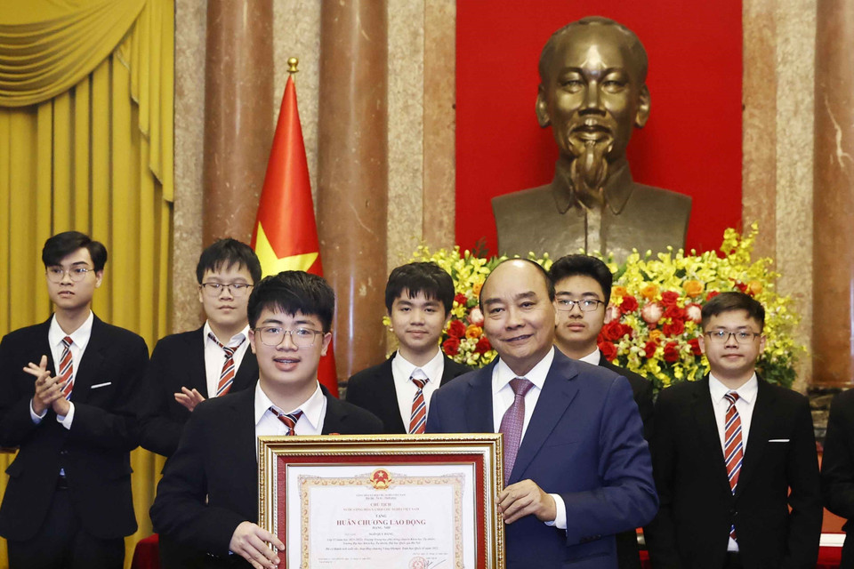 Hình ảnh Chủ tịch nước Nguyễn Xuân Phúc trao tặng Huân chương Lao động hạng Nhì và hạng Ba cho các học sinh đoạt giải các cuộc thi Olympic và Khoa học kỹ thuật quốc tế năm 2022. (Ảnh: Thống Nhất/TTXVN)