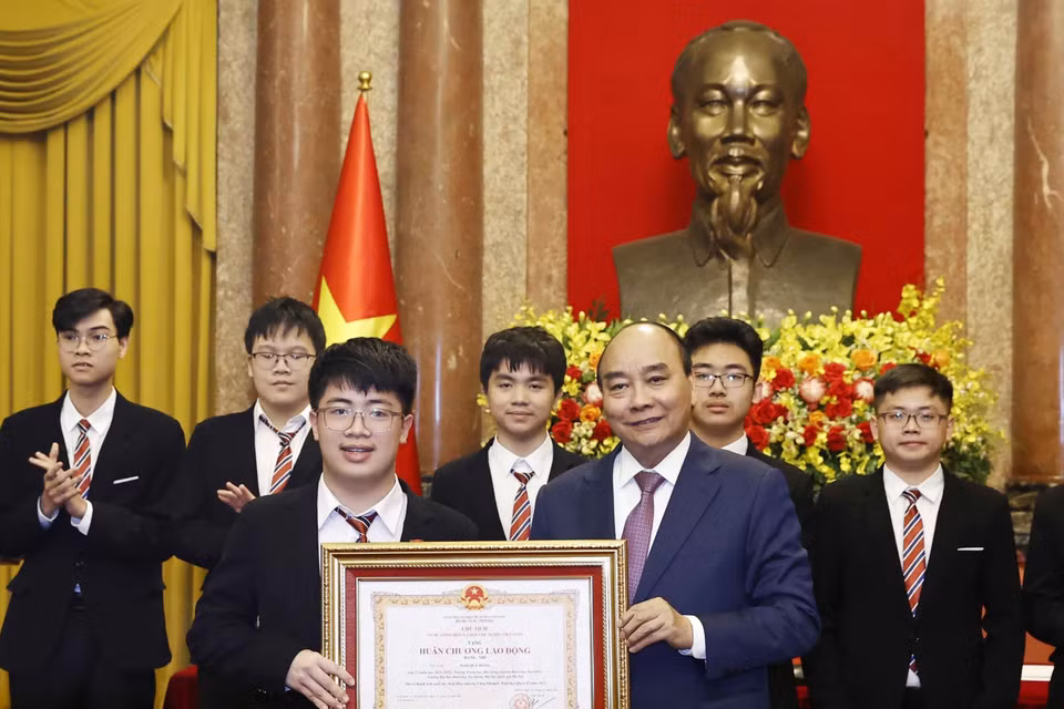 Hình ảnh Chủ tịch nước Nguyễn Xuân Phúc trao tặng Huân chương Lao động hạng Nhì và hạng Ba cho các học sinh đoạt giải các cuộc thi Olympic và Khoa học kỹ thuật quốc tế năm 2022. (Ảnh: Thống Nhất/TTXVN)