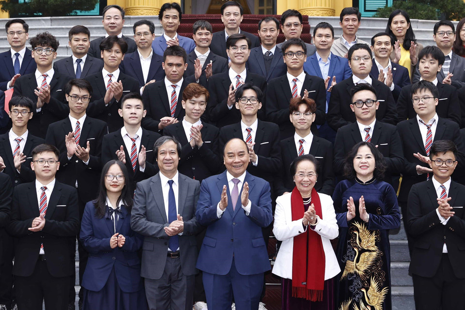 Chủ tịch nước Nguyễn Xuân Phúc chụp ảnh chung với các học sinh tại buổi gặp mặt. (Ảnh: Thống Nhất/TTXVN)