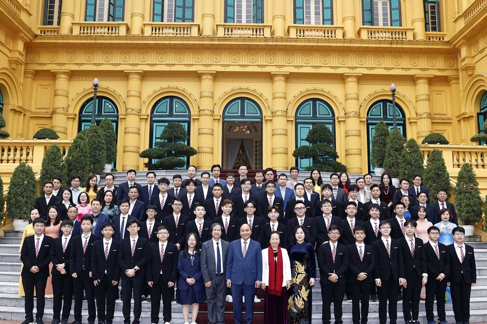 Hình ảnh Chủ tịch nước Nguyễn Xuân Phúc với các học sinh tại buổi gặp mặt. (Ảnh: Thống Nhất/TTXVN)