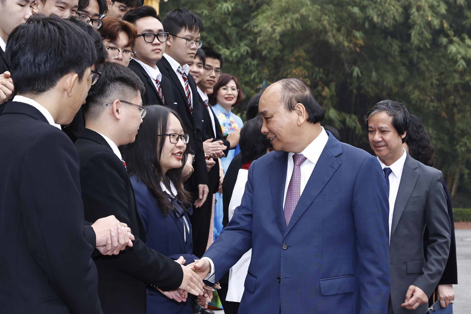 Chủ tịch nước Nguyễn Xuân Phúc với các học sinh tại buổi gặp mặt. (Ảnh: Thống Nhất/TTXVN)