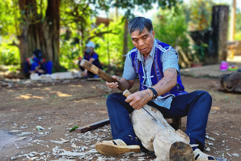 Nghệ nhân Ksor Krô (xã Ia Ka, huyện Chư Păh, Gia Lai) là một trong những nghệ nhân có tiếng tại Tây Nguyên về kỹ thuật tạc tượng gỗ dân gian. (Ảnh: Hồng Điệp/TTXVN)