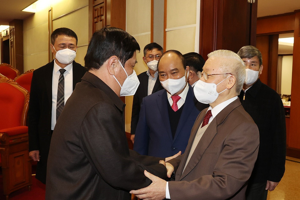 Tổng Bí thư Nguyễn Phú Trọng, Chủ tịch nước Nguyễn Xuân Phúc với các nguyên lãnh đạo cấp cao của Đảng, Nhà nước. (Ảnh: Trí Dũng/TTXVN)