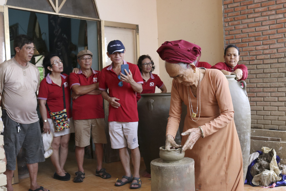 Cụ Trượng Thị Gạch (78 tuổi) là nghệ nhân người Chăm tham gia biểu diễn nghệ thuật làm gốm. (Ảnh: Nguyễn Thành/TTXVN)