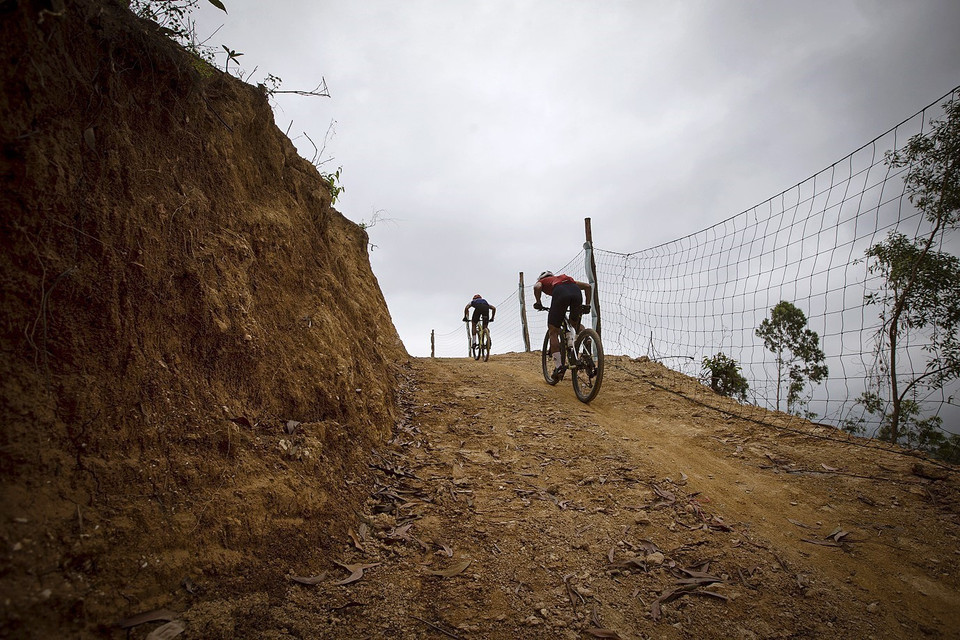 Ở nội dung thi đấu xe đạp địa hình tại tỉnh Hoà Bình có sự góp mặt của hai tay đua địa hình đang có phong độ cao đến từ vùng đất Mường Bi Tân Lạc là Đinh Thị Như Quỳnh và Bùi Văn Linh. (Ảnh: Trọng Đạt/TTXVN)