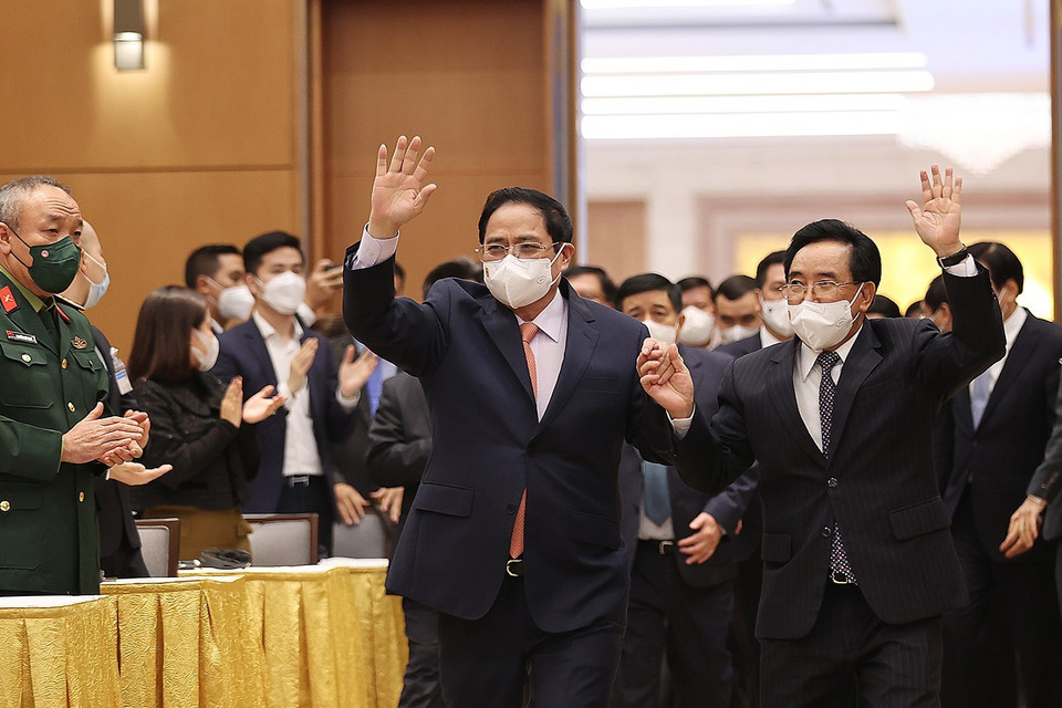 Thủ tướng Phạm Minh Chính và Thủ tướng Lào Phankham Viphavanh đến dự buổi gặp gỡ. (Ảnh: Dương Giang/TTXVN)