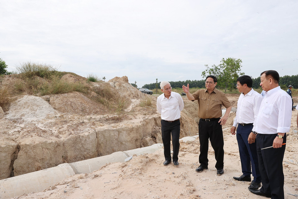 Thủ tướng Phạm Minh Chính khảo sát tuyến đường Vành Đai 4 đến đường Mỹ Phước-Tân Vạn. (Ảnh: Dương Giang/TTXVN)