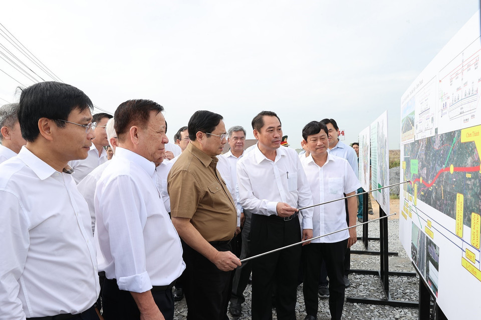 Thủ tướng Phạm Minh Chính khảo sát, nghe báo cáo về tuyến đường cao tốc Thành phố Hồ Chí Minh-Thủ Dầu Một-Chơn Thành. (Ảnh: Dương Giang/TTXVN)