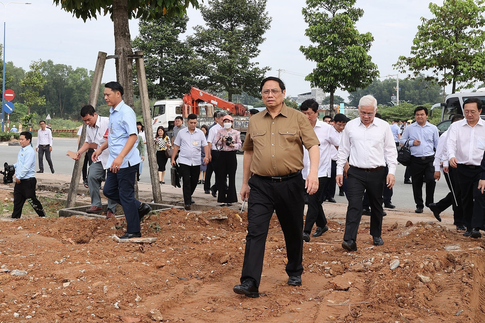 Sáng 3/12, Thủ tướng Phạm Minh Chính và đoàn công tác đi khảo sát các dự án đường giao thông, khu công nghiệp trọng điểm tại Bình Dương. (Ảnh: Dương Giang/TTXVN)