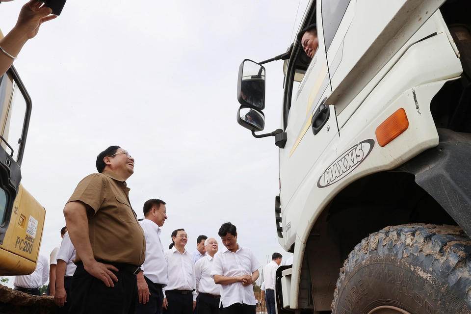 Thủ tướng Phạm Minh Chính trò chuyện với công nhân làm việc tại dự án đường Vành Đai 4 đến đường Mỹ Phước-Tân Vạn. (Ảnh: Dương Giang/TTXVN)