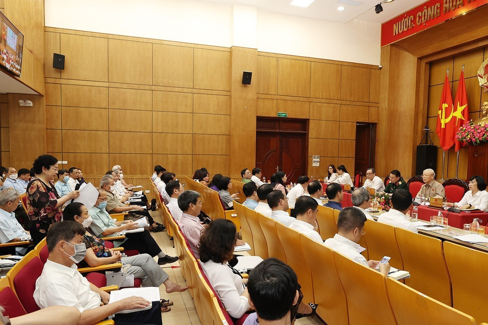 Cử tri Phạm Thị Hồng Sim , phường Quán Thánh,quận Ba Đình phát biểu tại buổi tiếp xúc cử tri. (Ảnh: Trí Dũng/TTXVN)