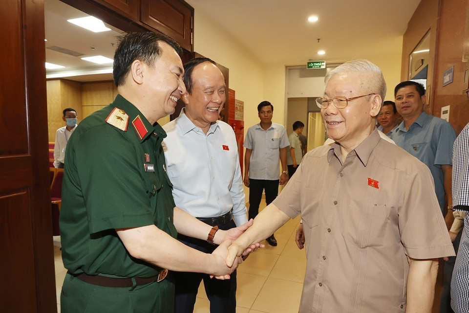 Tổng Bí thư Nguyễn Phú Trọng với các đại biểu Quốc hội thành phố Hà Nội tại quận Ba Đình. (Ảnh: Trí Dũng/TTXVN)