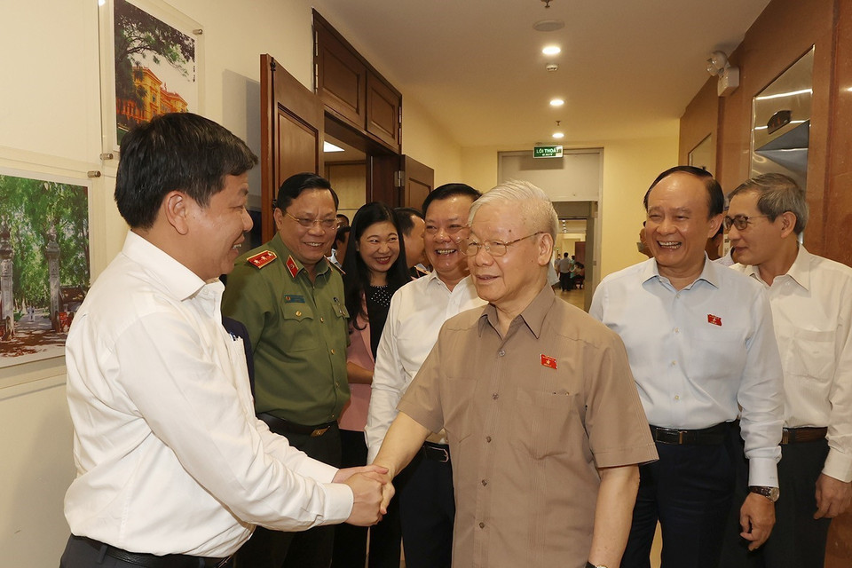 Tổng Bí thư Nguyễn Phú Trọng cùng các đại biểu tiếp xúc cử tri tại quận Ba Đình. (Ảnh: Trí Dũng/TTXVN)