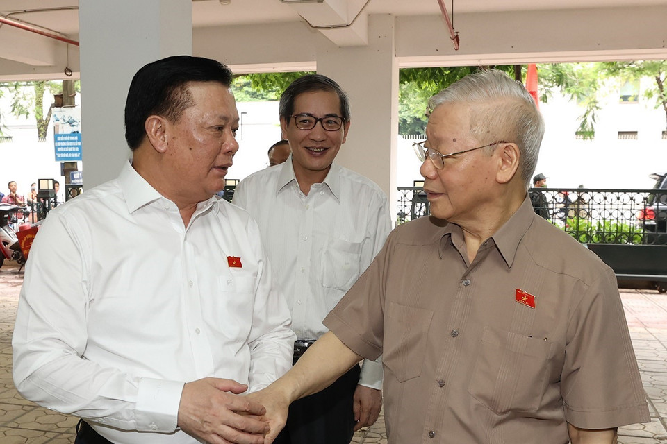 Tổng Bí thư Nguyễn Phú Trọng với ông Đinh Tiến Dũng, Bí thư Thành ủy, Trưởng Đoàn đại biểu Quốc hội thành phố Hà Nội. (Ảnh: Trí Dũng/TTXVN)