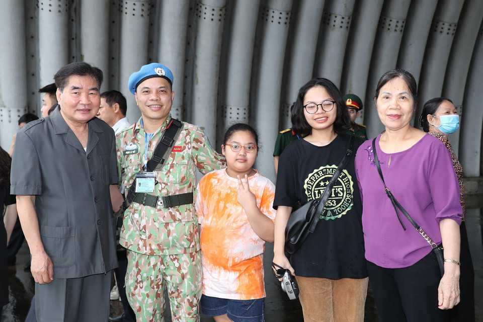 Người thân, bạn bè, đồng nghiệp tiễn đoàn lên đường. (Ảnh: Trọng Đức/TTXVN)