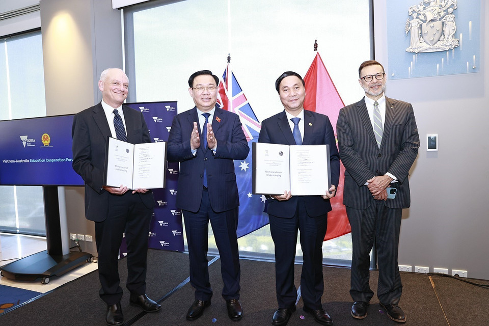 Chủ tịch Quốc hội Vương Đình Huệ chứng kiến lễ trao đổi Biên bản ghi nhớ giữa các trường đại học của Australia và Việt Nam. (Ảnh: Doãn Tấn/TTXVN)