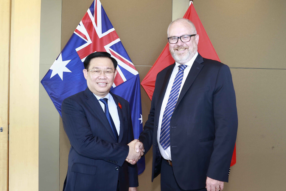 Chủ tịch Quốc hội Vương Đình Huệ tiếp đồng Bộ trưởng phụ trách Thương mại và Sản xuất Australia Tims Ayres. (Ảnh: Doãn Tấn/TTXVN)