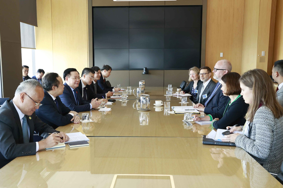Trong chương trình thăm chính thức Australia, sáng 2/12, tại thành phố Melbourne, Chủ tịch Quốc hội Vương Đình Huệ tiếp Thượng nghị sỹ, đồng Bộ trưởng phụ trách Thương mại và Sản xuất Australia Tims Ayres. (Ảnh: Doãn Tấn/TTXVN)