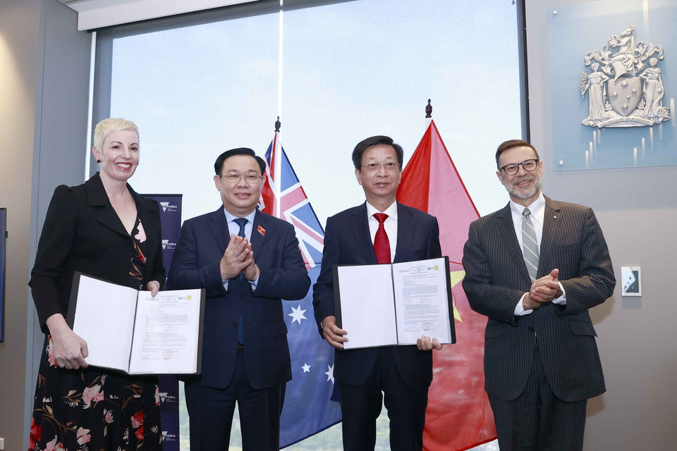 Chủ tịch Quốc hội Vương Đình Huệ chứng kiến lễ trao đổi Biên bản ghi nhớ giữa các trường đại học của Australia và Việt Nam. (Ảnh: Doãn Tấn/TTXVN)