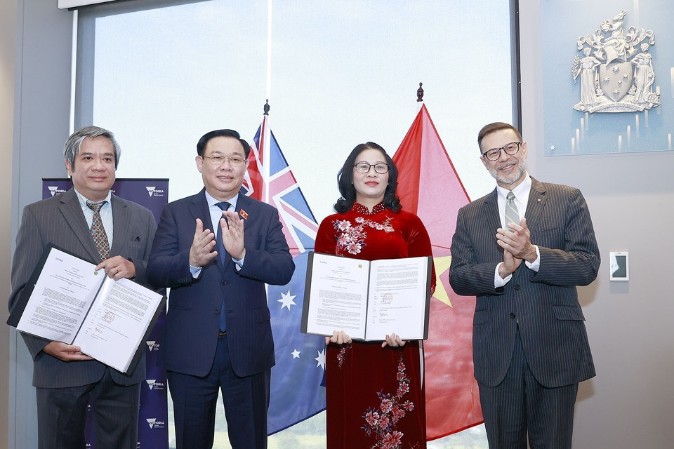 Hình ảnh Chủ tịch Quốc hội Vương Đình Huệ chứng kiến lễ trao đổi Biên bản ghi nhớ giữa các trường đại học của Australia và Việt Nam. (Ảnh: Doãn Tấn/TTXVN)