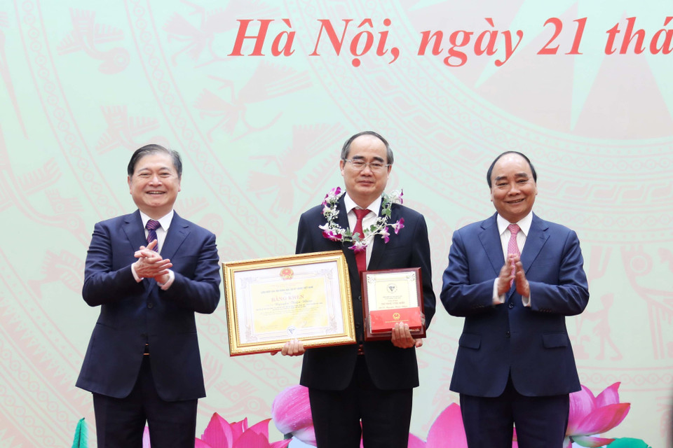 Chủ tịch nước Nguyễn Xuân Phúc và Tiến sỹ Khoa học Phan Xuân Dũng, Bí thư Đảng đoàn, Chủ tịch Liên hiệp các Hội Khoa học và Kỹ thuật Việt Nam trao Danh hiệu "Trí thức khoa học và công nghệ tiêu biểu" và Bằng khen của Liên hiệp các Hội Khoa học và Kỹ thuật Việt Nam cho Giáo sư, tiến sỹ Nguyễn Thiện Nhân. (Ảnh: An Đăng/TTXVN)