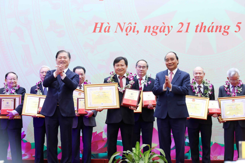 Hình ảnh Chủ tịch nước Nguyễn Xuân Phúc và Tiến sỹ Khoa học Phan Xuân Dũng, Bí thư Đảng đoàn, Chủ tịch Liên hiệp các Hội Khoa học và Kỹ thuật Việt Nam trao Danh hiệu Trí thức khoa học và công nghệ tiêu biểu và Bằng khen của Liên hiệp các Hội Khoa học và Kỹ thuật Việt Nam cho các cá nhân. (Ảnh: An Đăng/TTXVN)