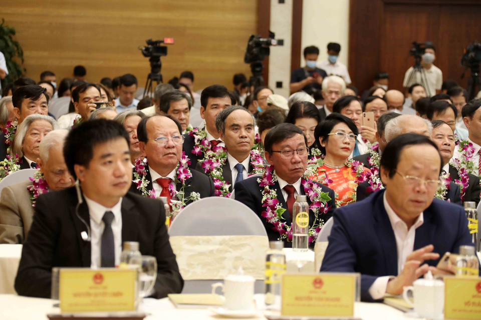 Đại biểu là những trí thức khoa học và công nghệ tiêu biểu tại buổi lễ. (Ảnh: An Đăng/TTXVN)