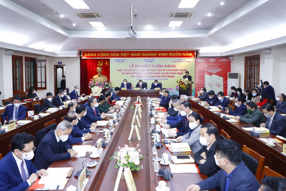 Quang cảnh lễ ra mắt cuốn sách. (Ảnh: Phương Hoa/TTXVN)