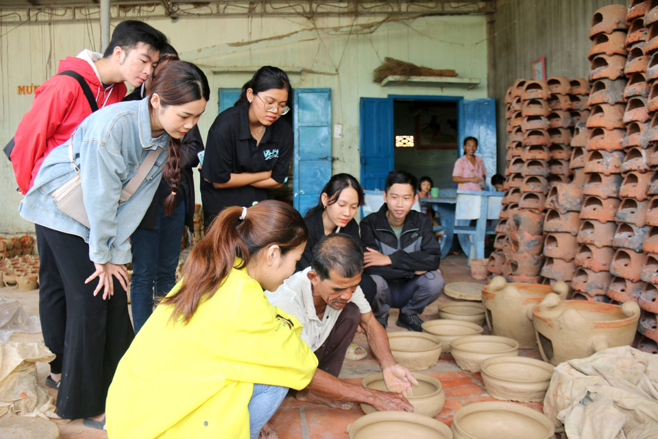 Nghệ thuật làm gốm của người Chăm chính thức được UNESCO ghi danh vào Danh sách di sản văn hóa phi vật thể cần bảo vệ khẩn cấp vào ngày 29/11/2022. (Ảnh: Nguyễn Thanh/TTXVN)