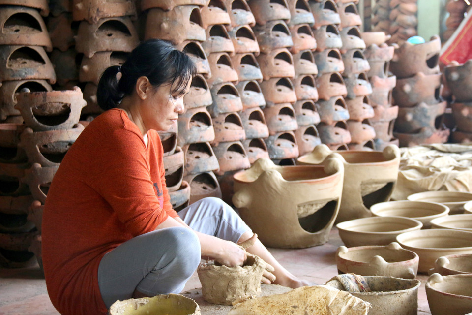 Làng gốm Bình Đức (xã Phan Hiệp, huyện Bắc Bình, tỉnh Bình Thuận) hiện có 43 hộ (chiếm khoảng 11% số hộ người Chăm trong thôn) với 46 người còn làm duy trì nghề làm gốm Chăm thường xuyên. (Ảnh: Nguyễn Thanh/TTXVN)