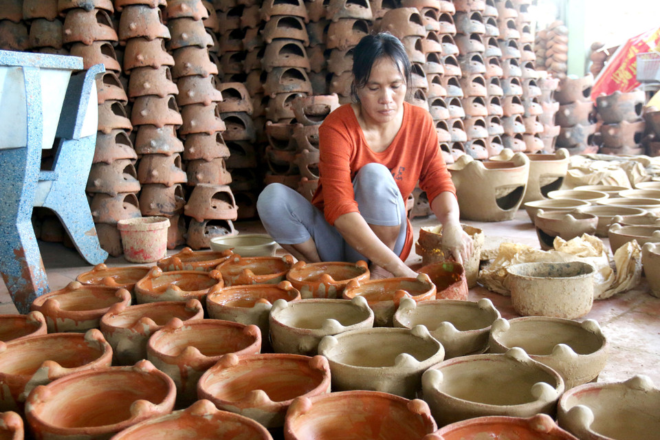 Sản phẩm gốm Chăm đã hoàn thiện với màu sắc đặc trưng sau công đoạn phết sơn. (Ảnh: Nguyễn Thanh/TTXVN)