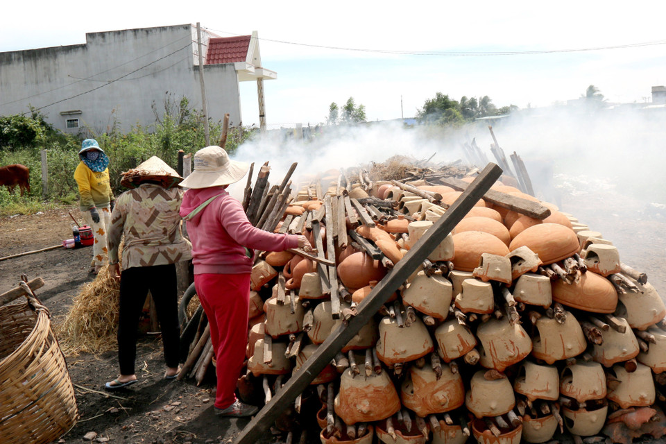 Ngoài 43 hộ làm thường xuyên, làng gốm Bình Đức còn có khoảng 60 hộ làm theo thời vụ, vào những lúc cao điểm lễ hội, Tết Nguyên đán. (Ảnh: Nguyễn Thanh/TTXVN) 