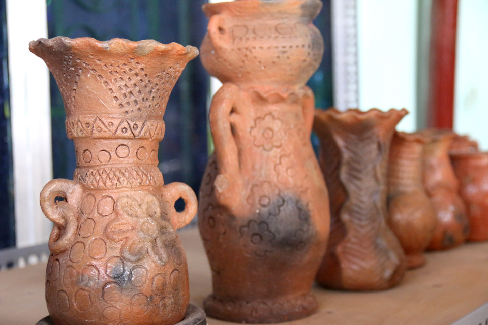 Sản phẩm gốm Chăm của làng gốm Bình Đức được làm hoàn bằng thủ công, nên mỗi sản phẩm đều mang nét đặc trưng riêng. (Ảnh: Nguyễn Thanh/TTXVN)