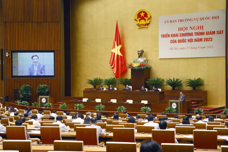 Tổng Thư ký Quốc hội, Chủ nhiệm Văn phòng Quốc hội Bùi Văn Cường báo cáo tóm tắt đánh giá kết quả thực hiện Chương trình giám sát của Quốc hội, Ủy ban Thường vụ Quốc hội năm 2022 và triển khai Chương trình giám sát năm 2023. (Ảnh: Doãn Tấn/TTXVN)