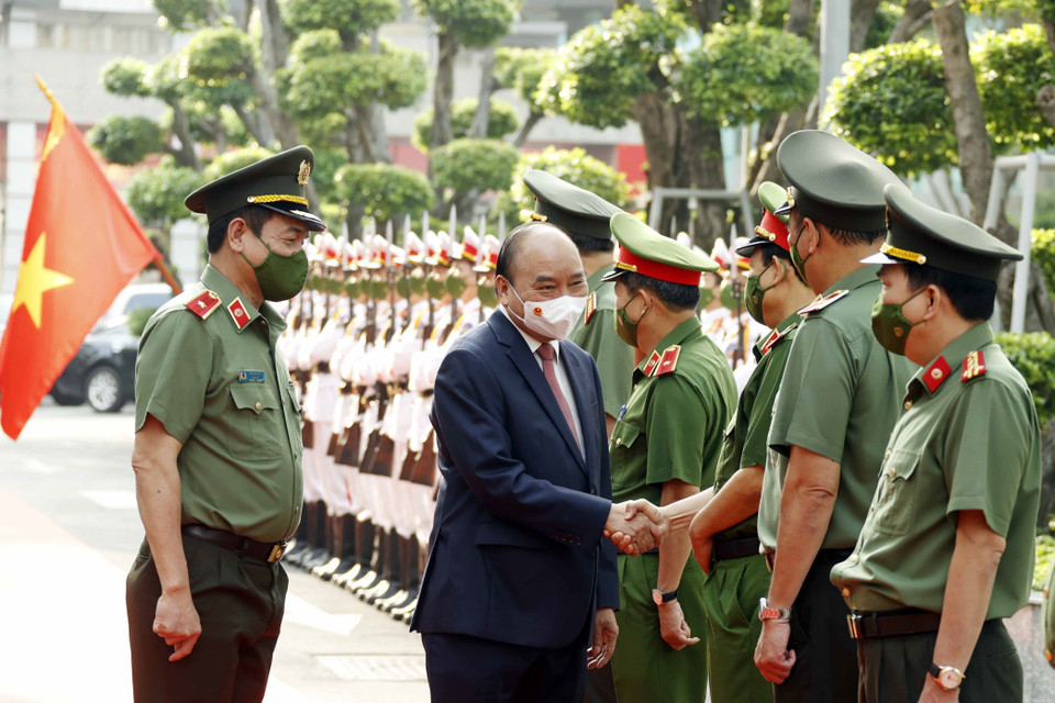 Sáng 24/1, tại Thành phố Hồ Chí Minh, Chủ tịch nước Nguyễn Xuân Phúc kiểm tra công tác ứng trực sẵn sàng chiến đấu, đảm bảo tình hình an ninh trật tự và chúc Tết cán bộ, chiến sỹ công an thành phố. (Ảnh: Thống Nhất/TTXVN)