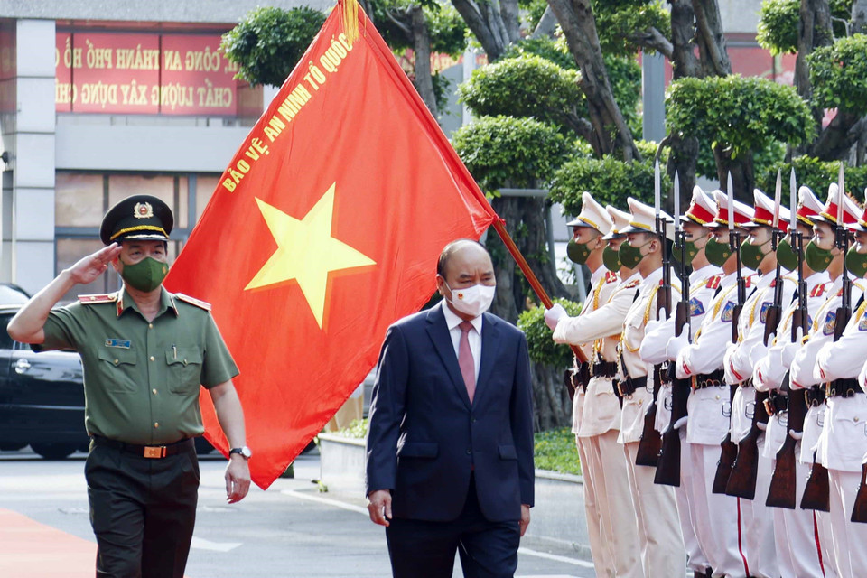 Chủ tịch nước Nguyễn Xuân Phúc duyệt dội danh dự Công an nhân dân. Ảnh: Thống Nhất/TTXVN)