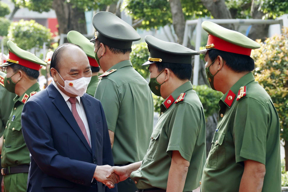 Chủ tịch nước Nguyễn Xuân Phúc với các lãnh đạo Công an Thành phố Hồ Chí Minh. (Ảnh: Thống Nhất/TTXVN)