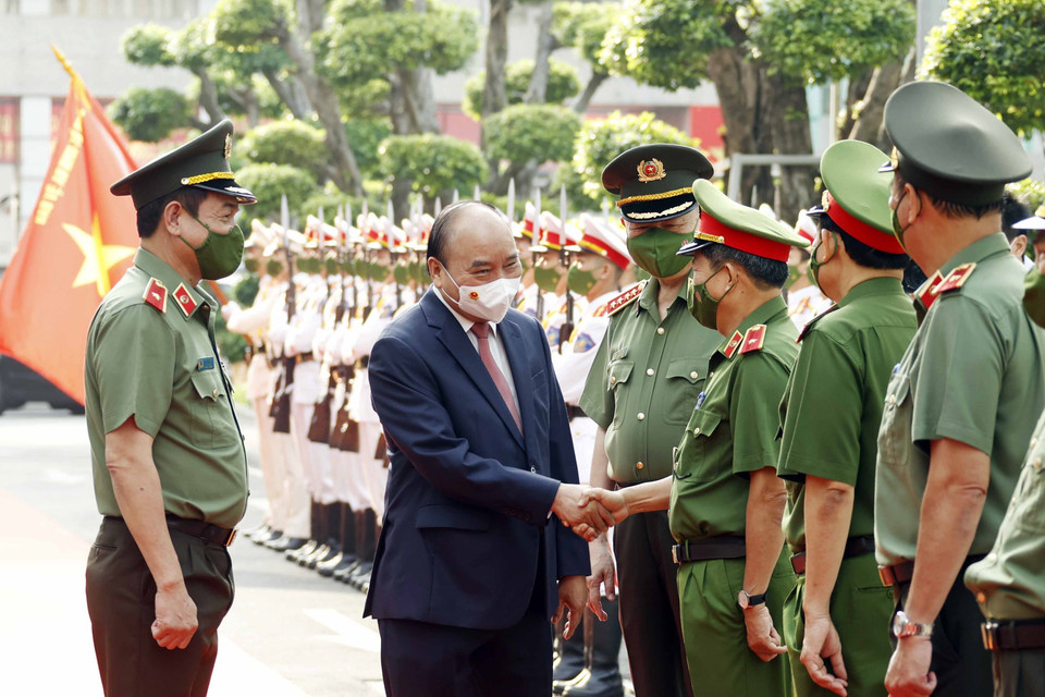 Hình ảnh Chủ tịch nước Nguyễn Xuân Phúc với các lãnh đạo Công an Thành phố Hồ Chí Minh. (Ảnh: Thống Nhất/TTXVN)